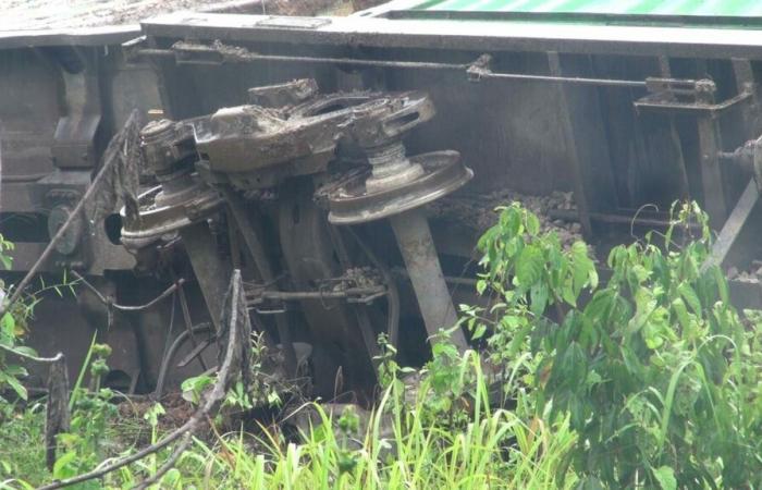 The Hat Yai-Padang Besar train derailed and the carriage was damaged. A 2-meter deep hole was found. The tracks were distorted.