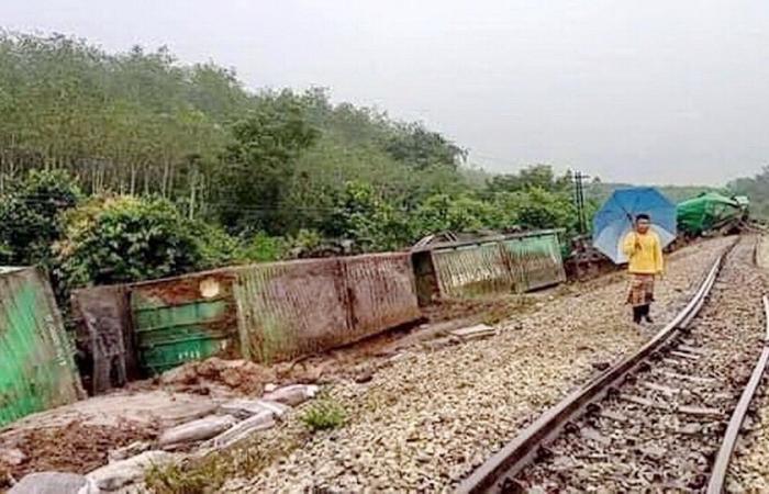 Songkhla booms Sanan!!! Hat Yai-Padang Besar Train Trucking blocked rubber for export Derailed and destroyed dozens of cabinets.